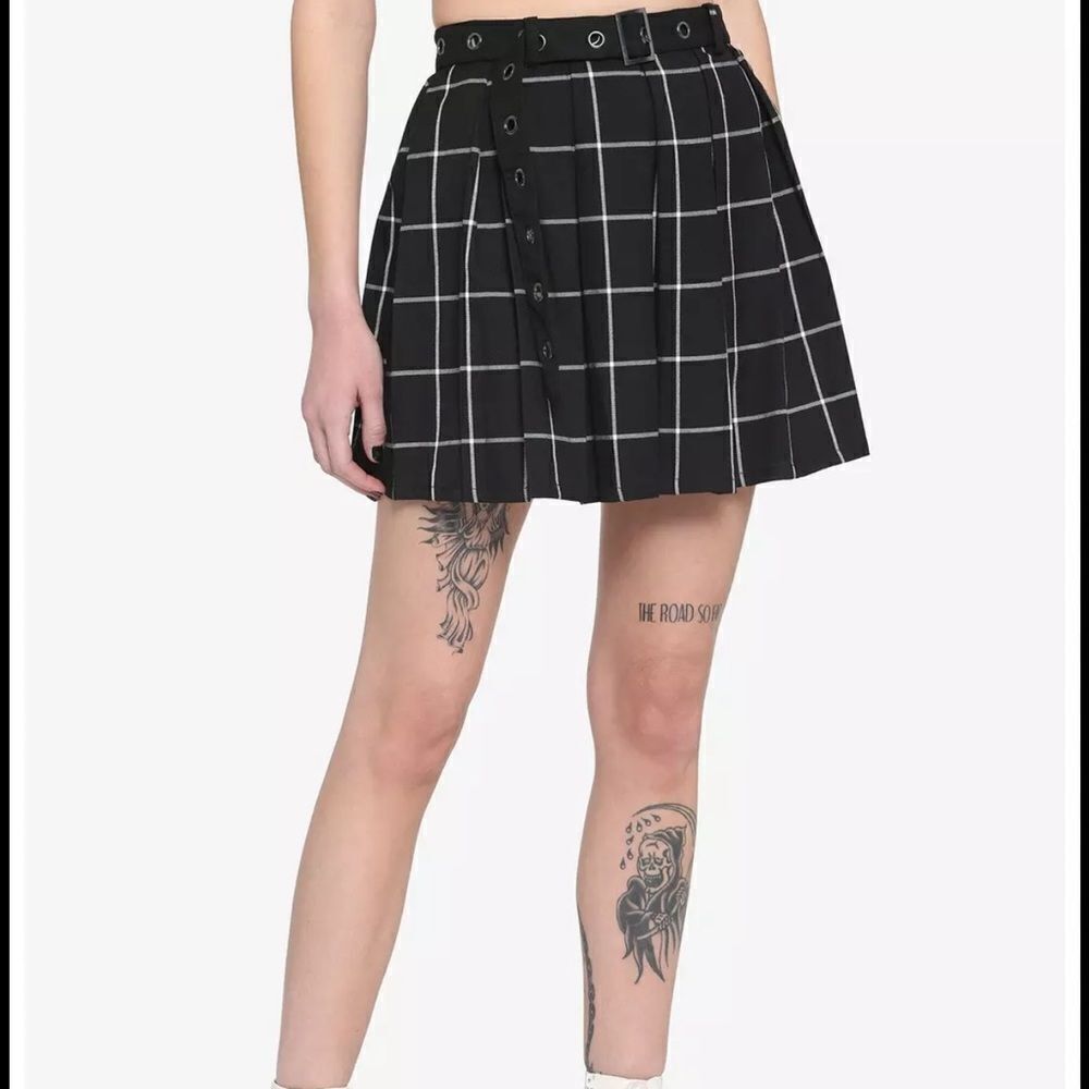 Hot topic Black & White Plaid Pleated Skirt With Grommet Belt size large